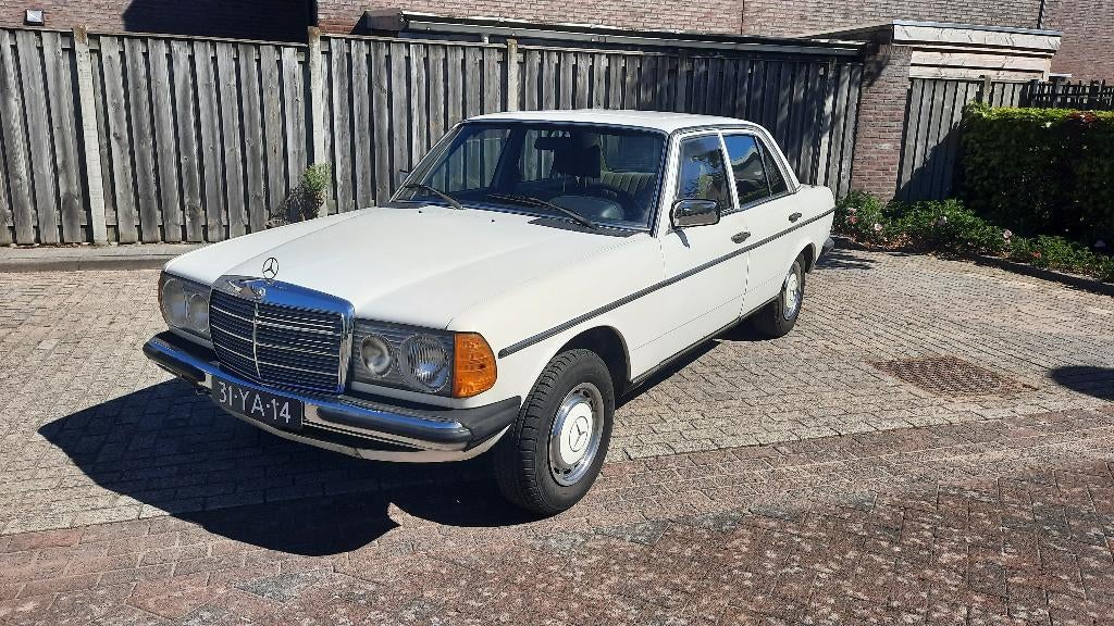 Mercedes-Benz 200D W123 1977, Auto's, Mercedes-Benz, Particulier, 200-Serie, Diesel, Sedan, Handgeschakeld, Geïmporteerd, Wit