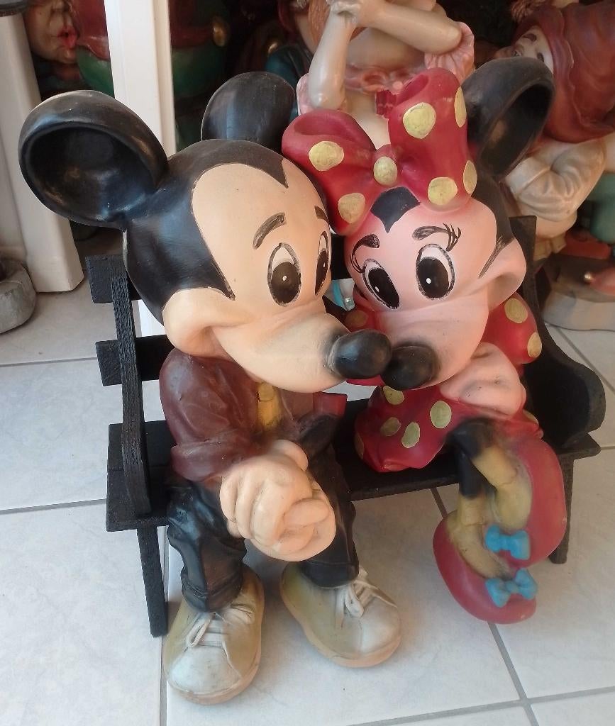 Mickey en Minnie beelden op bankje, Ophalen, Mickey Mouse, Zo goed als nieuw, Beeldje of Figuurtje
