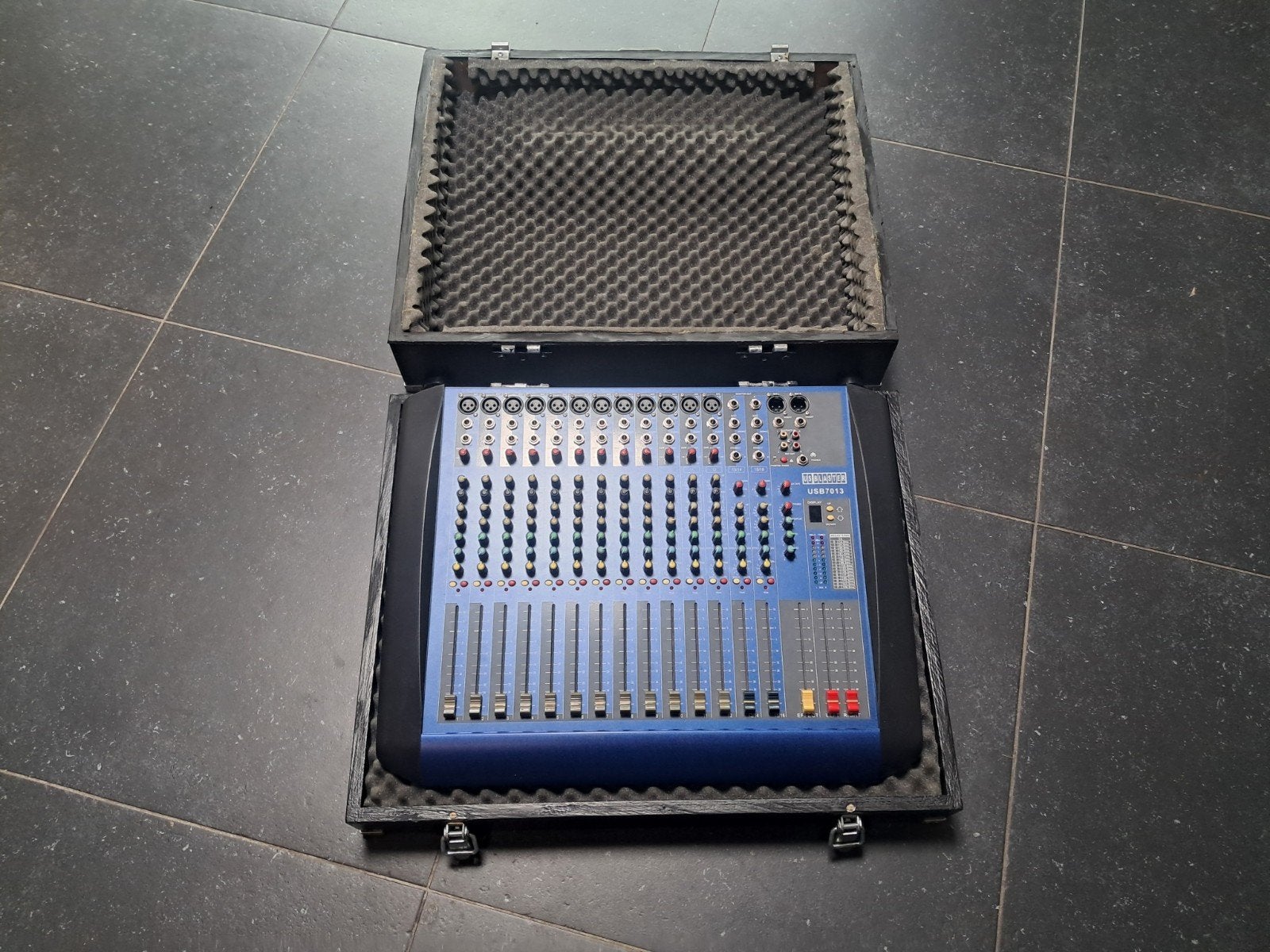 JB Systems USB7013 Mengpaneel met 12 kanalen en koffer, Muziek en Instrumenten, Mengpanelen, Ophalen of Verzenden, Zo goed als nieuw