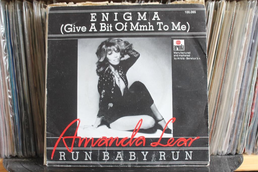 7" Single Amanda Lear - Enigma (Give A Bit Of Mmh To Me) / R, Gebruikt, 7 inch, Single, Ophalen of Verzenden