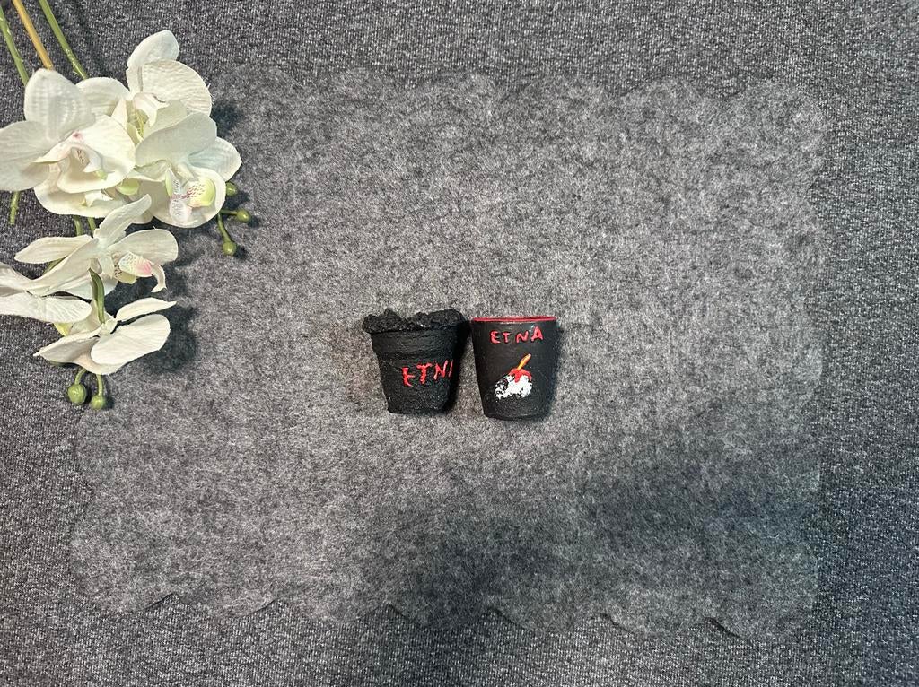 ZGAN, set van 2 Etna souverniers ‘lava stijl’, 6cm, Ophalen of Verzenden, Zo goed als nieuw