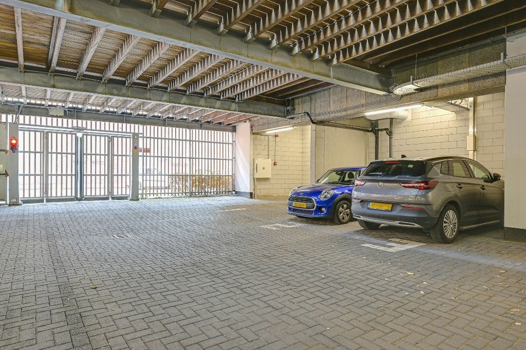 Beveiligde overdekte parkeerplaats te huur in Amsterdam West, Huizen en Kamers, Amsterdam