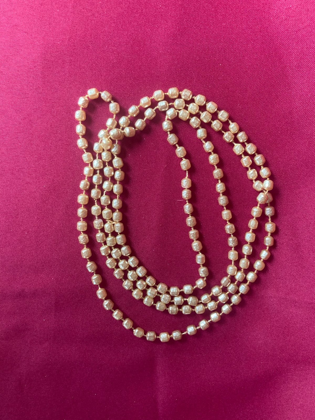 Lange vintage ketting met parelachtige kralen, Sieraden, Tassen en Uiterlijk, Ophalen of Verzenden, Gebruikt, Beige, Overige materialen