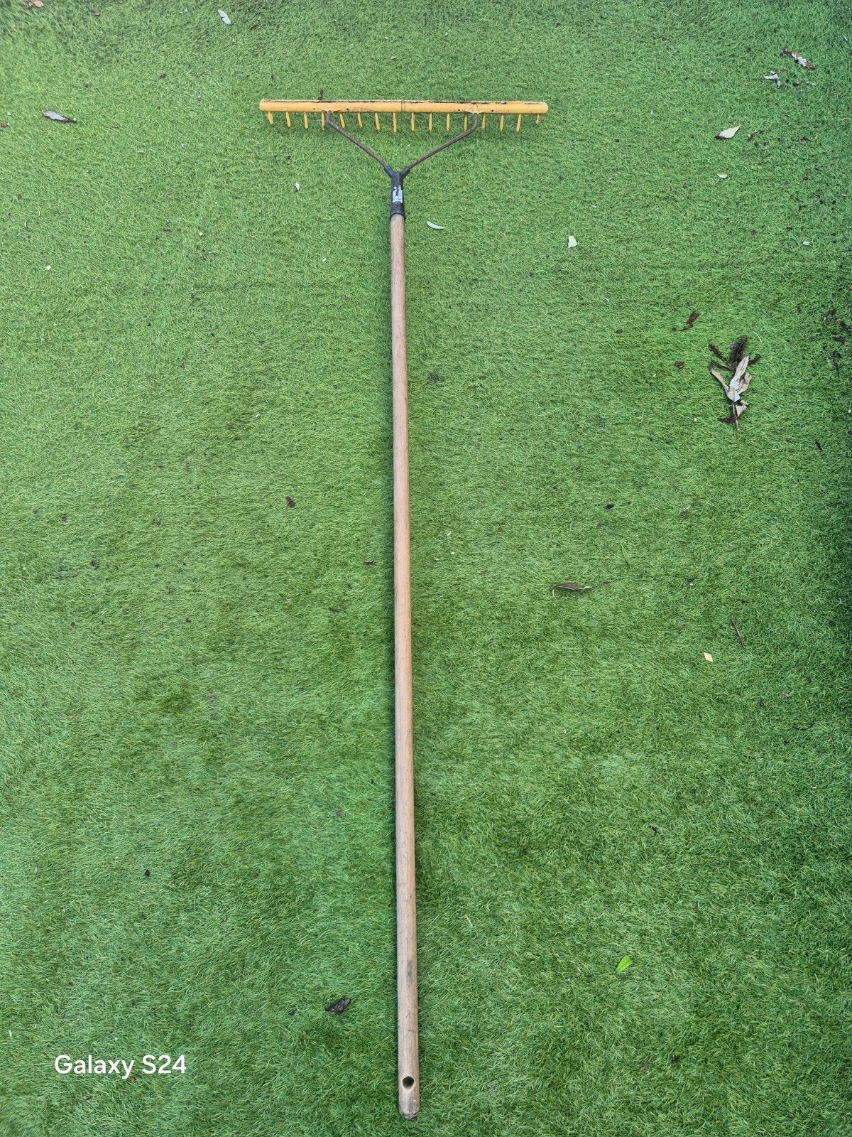 Stevige hark met houten steel voor tuin en erf, Ophalen, Gebruikt, Hark