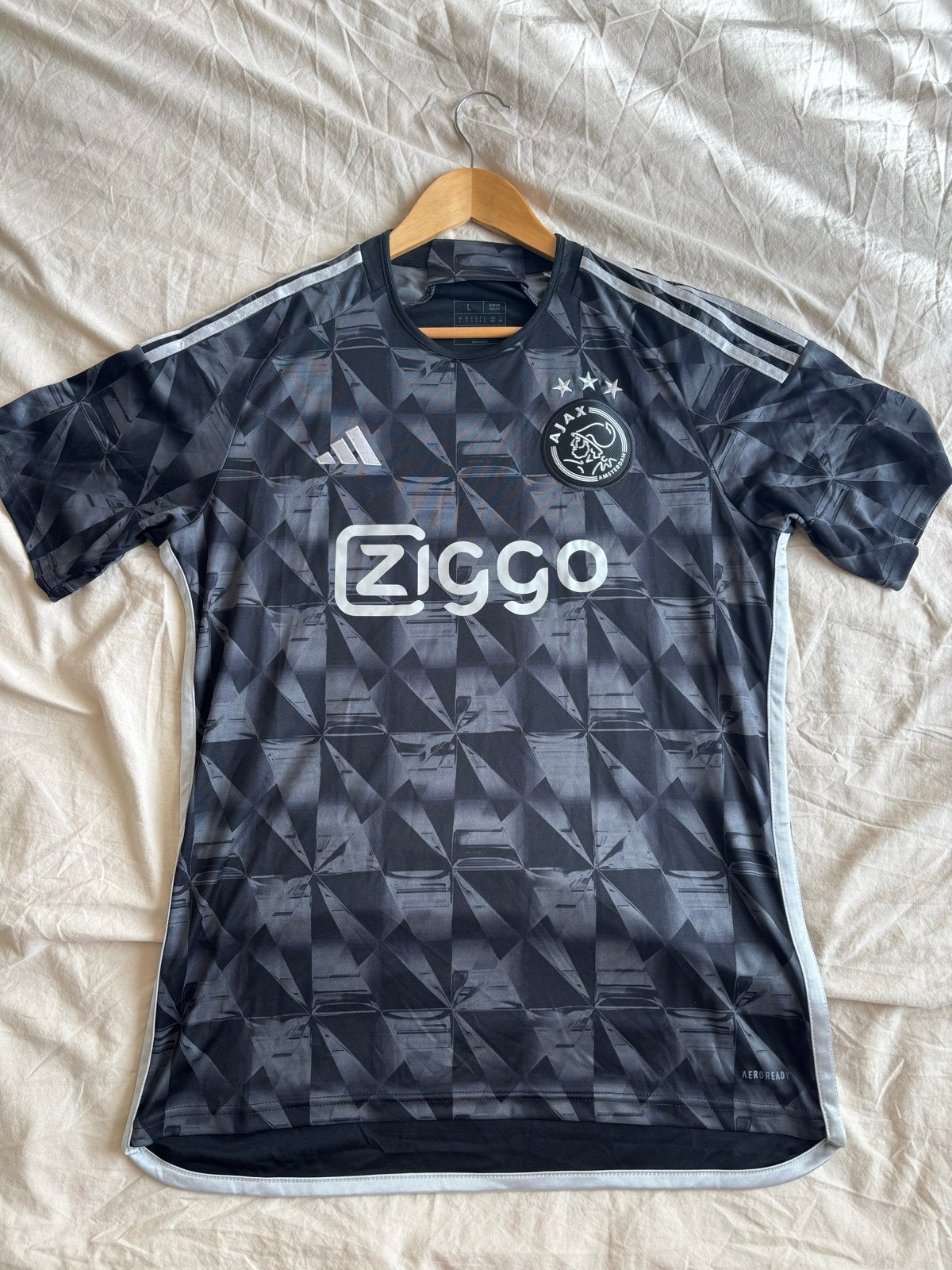 Ajax uitshirt 2023/2024, Twee personen