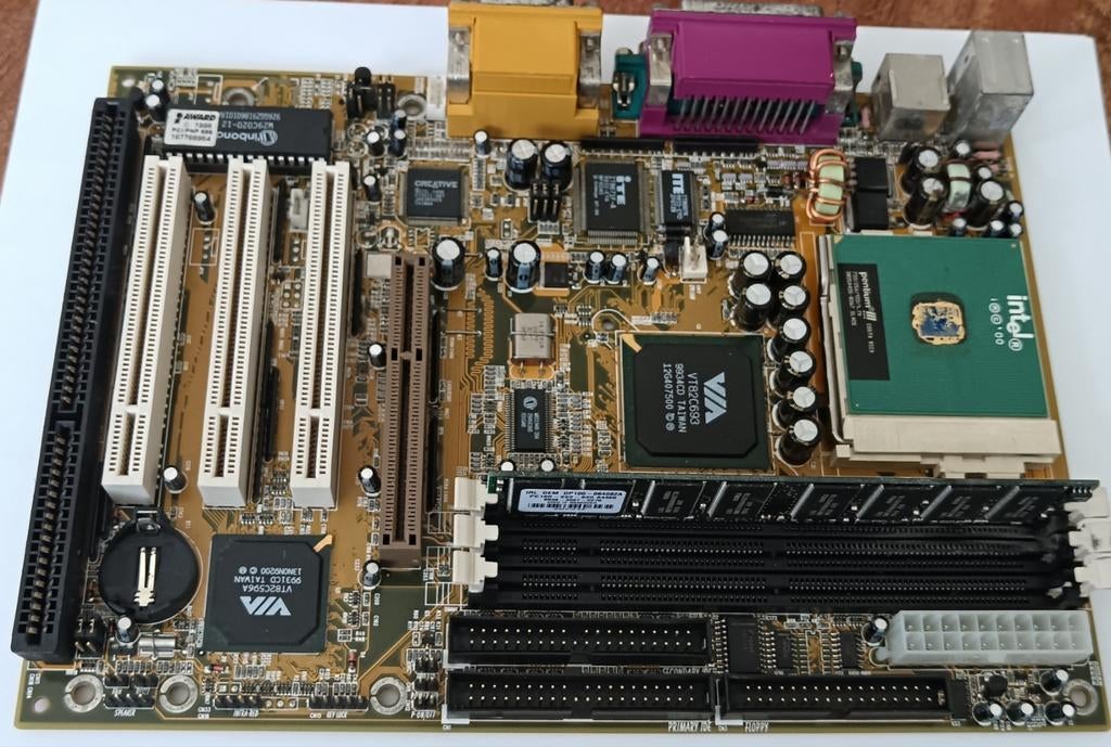 Vintage moederbord met pentium 3 en geheugen en Isa slot, Computers en Software, Ophalen of Verzenden