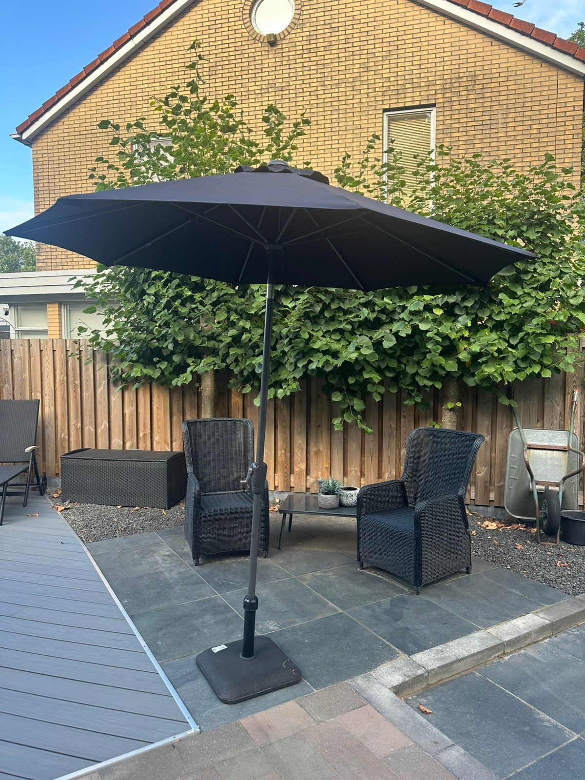 Parasol met voet, Ophalen, Zo goed als nieuw