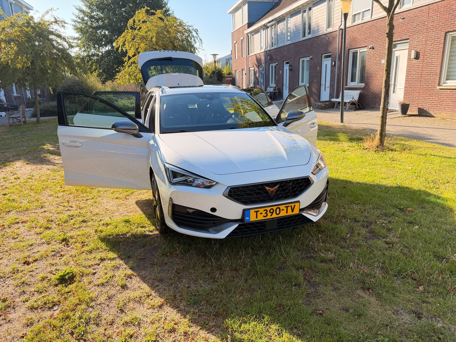 Cupra Leon 1.4 E-hybrid 245pk Dsg-6 2021 Wit, Auto's, Cupra, 4 cilinders, Leon, Leder en Stof, Wit