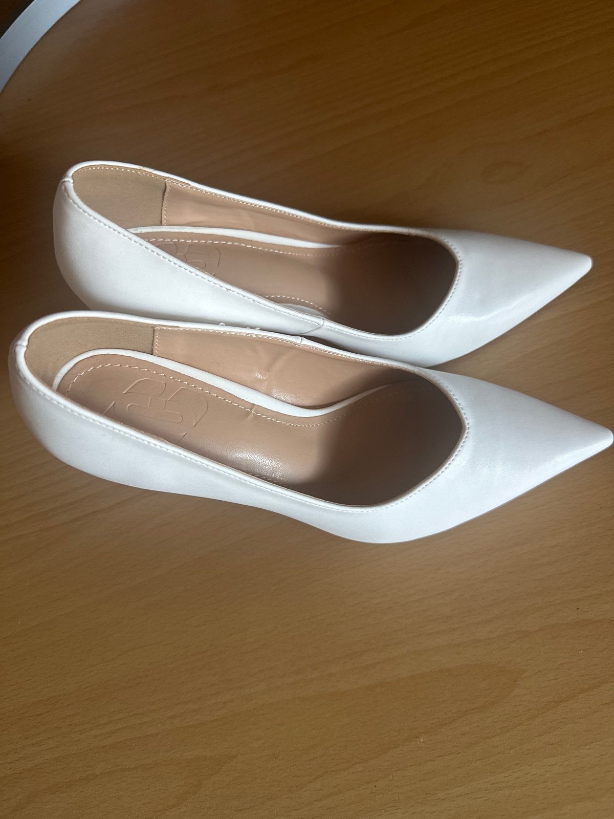 Witte pumps met lage hak - Maat 37, Ophalen of Verzenden, Zo goed als nieuw, Wit, Schoenen met lage hakken