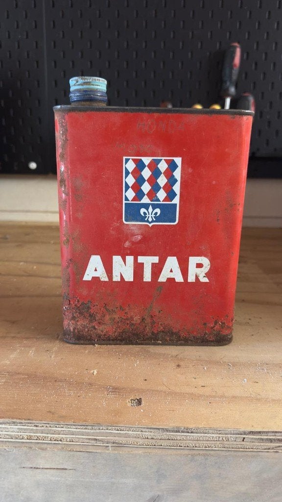 Vintage Antar Motorolie Blik 1L - SAE 30 Franse Automobilia, Verzamelen, Blikken, Ophalen of Verzenden, Gebruikt, Overige