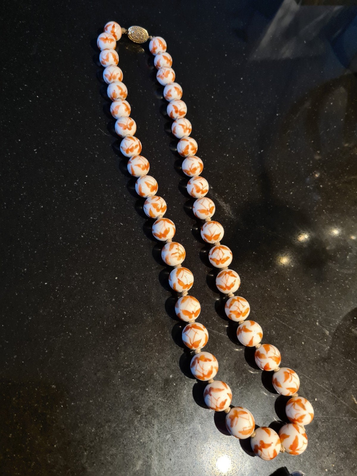 Vintage Ketting met Oranje en Witte Kralen, Ophalen of Verzenden, Gebruikt, Oranje, Overige materialen