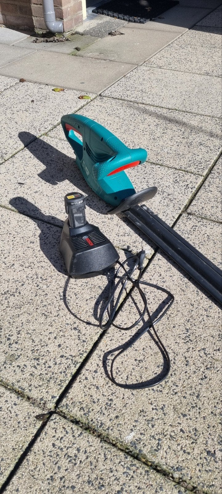 Bosch Heggenschaar met accu en oplader., Tuin en Terras, Ophalen, Gebruikt, Accu, Bosch