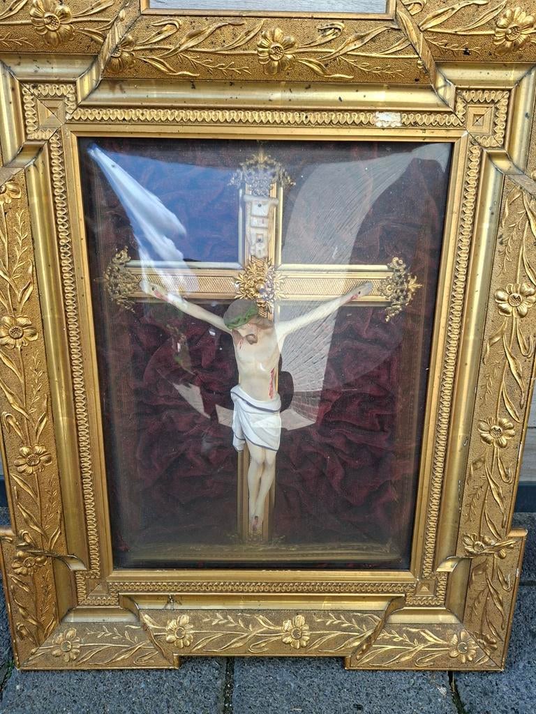 Antiek Kruisbeeld in Gouden Lijst met Bol Glas, Ophalen of Verzenden