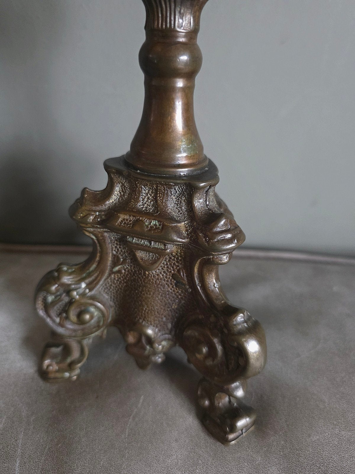 Antieke koperen / bronzen altaarkandelaar neobarok stijl, Ophalen of Verzenden, Koper of Brons