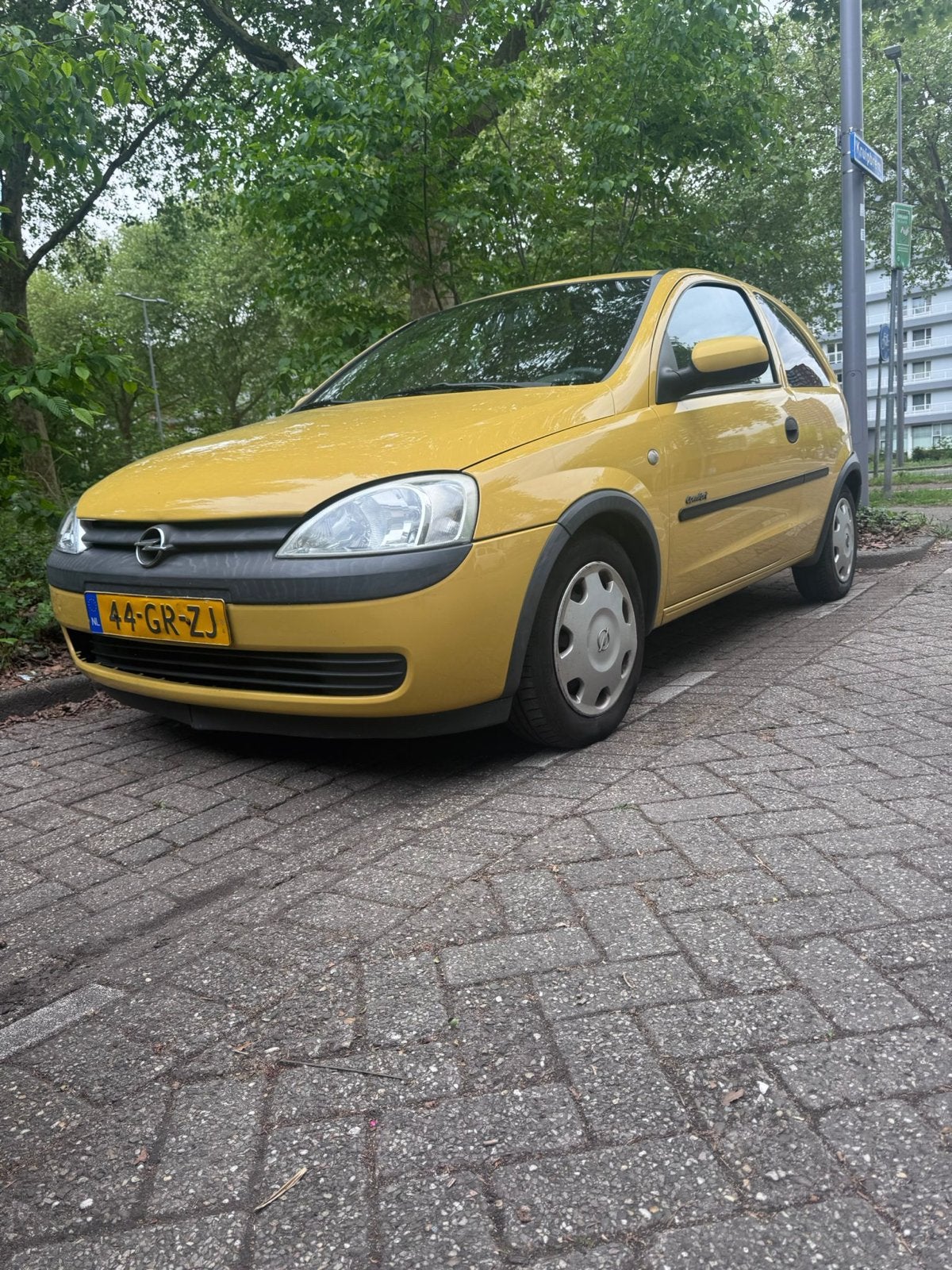 Opel Corsa 1.2 16V 3D 2001 Geel, Auto's, Voorwielaandrijving, 450 kg, 74 pk, 31 €/maand