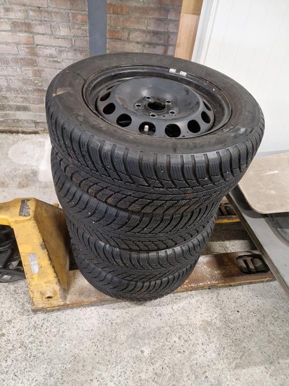 Winterbanden op Stalen Velg 5 mm 205/60R16, Ophalen, Gebruikt, Bridgestone, 16 inch