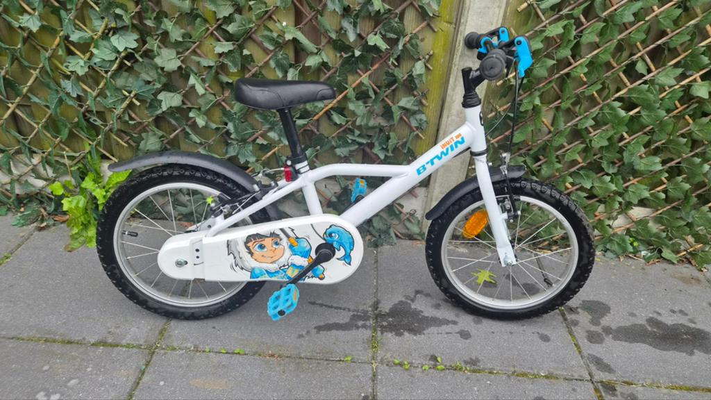 B'Twin kinderfiets 16 inch, wit met blauwe accenten, Fietsen en Brommers, Ophalen, Terugtraprem, B'Twin, 16 tot 20 inch