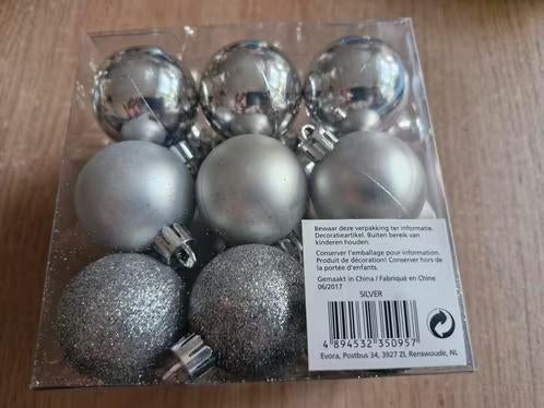18 stuks zilverkleurige balletjes 4cm h, Diversen, Kerst, Evora, Onbekend, Nieuw, Ophalen of Verzenden