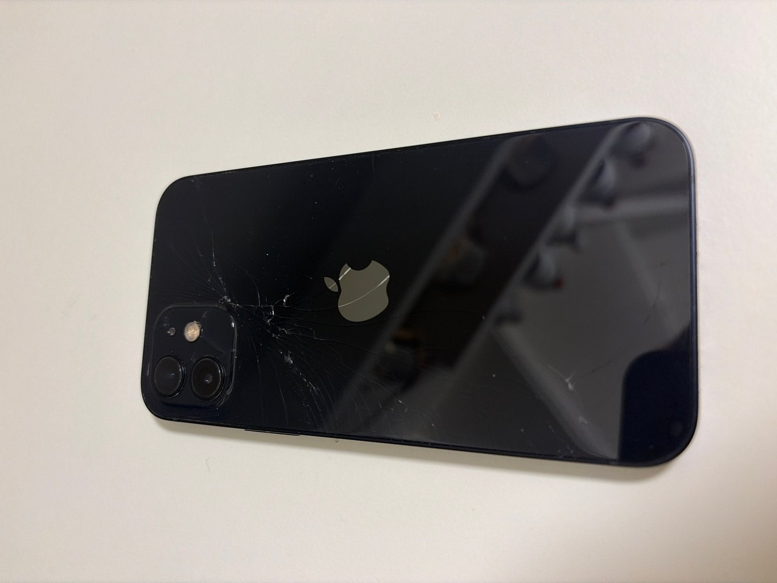 iPhone 12 Donkerblauw - Achterkant beschadigd