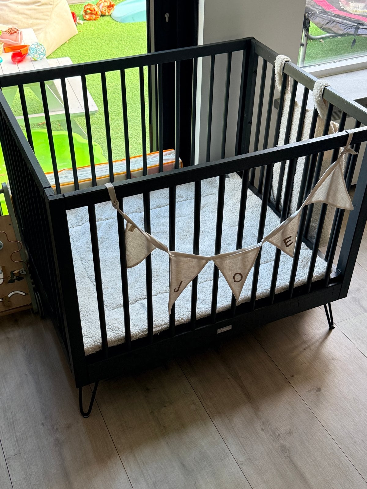 Zwarte babybox met metalen poten, Ophalen of Verzenden, Gebruikt, Vierkant