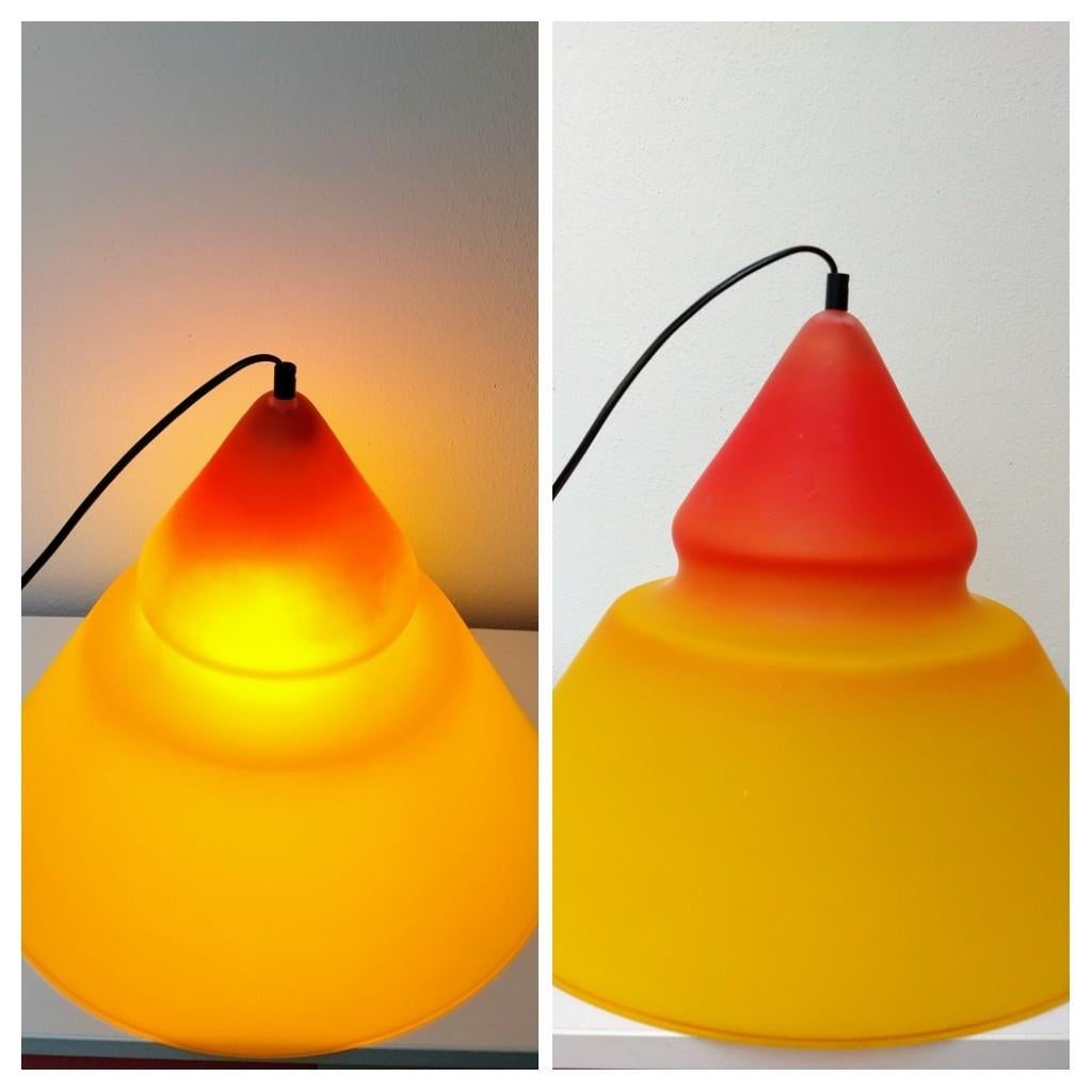 Glazen punt piramide vloer tafellamp rood geel sfeerlicht, Huis en Inrichting, Lampen | Tafellampen, Gebruikt, Glas, Ophalen