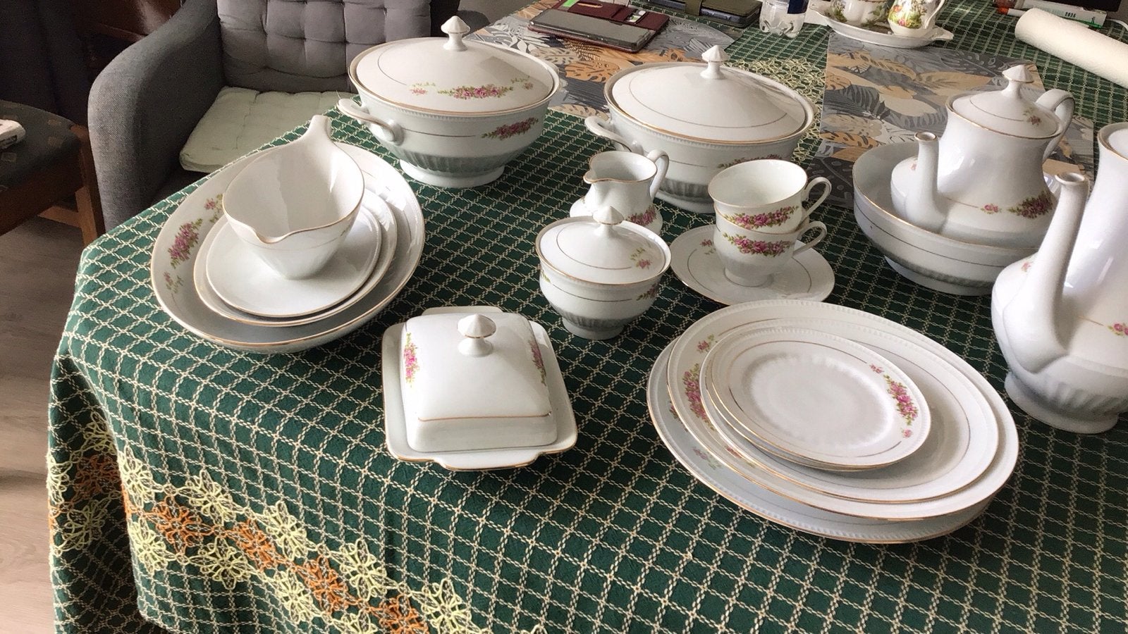 Prachtig compleet servies met roze bloemen en gouden rand, Ophalen, Zo goed als nieuw, Overige stijlen, Porselein