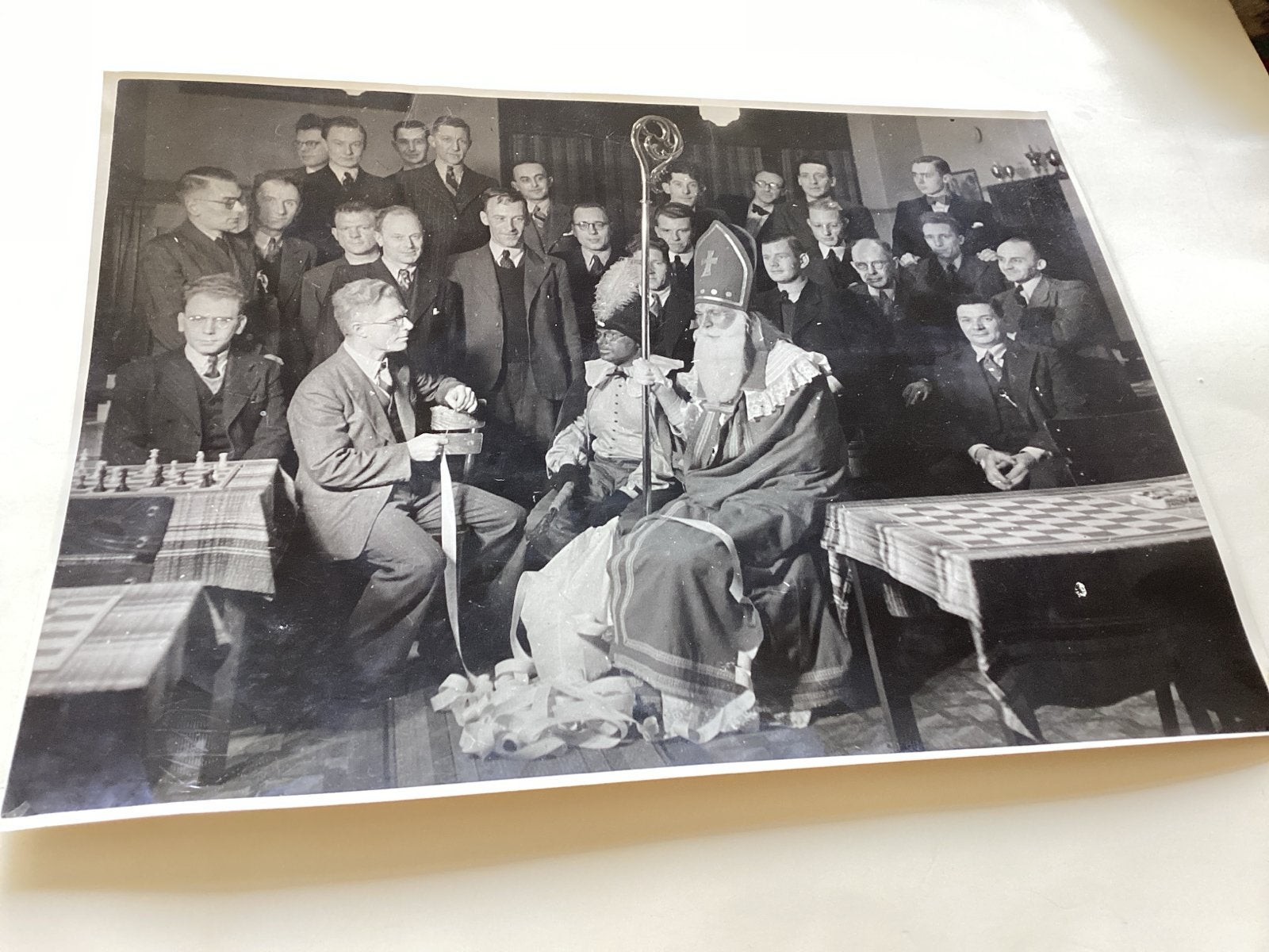 Sinterklaas met Piet foto is 23x18 cm echte foto jaren 30-40, Diversen, Ophalen of Verzenden