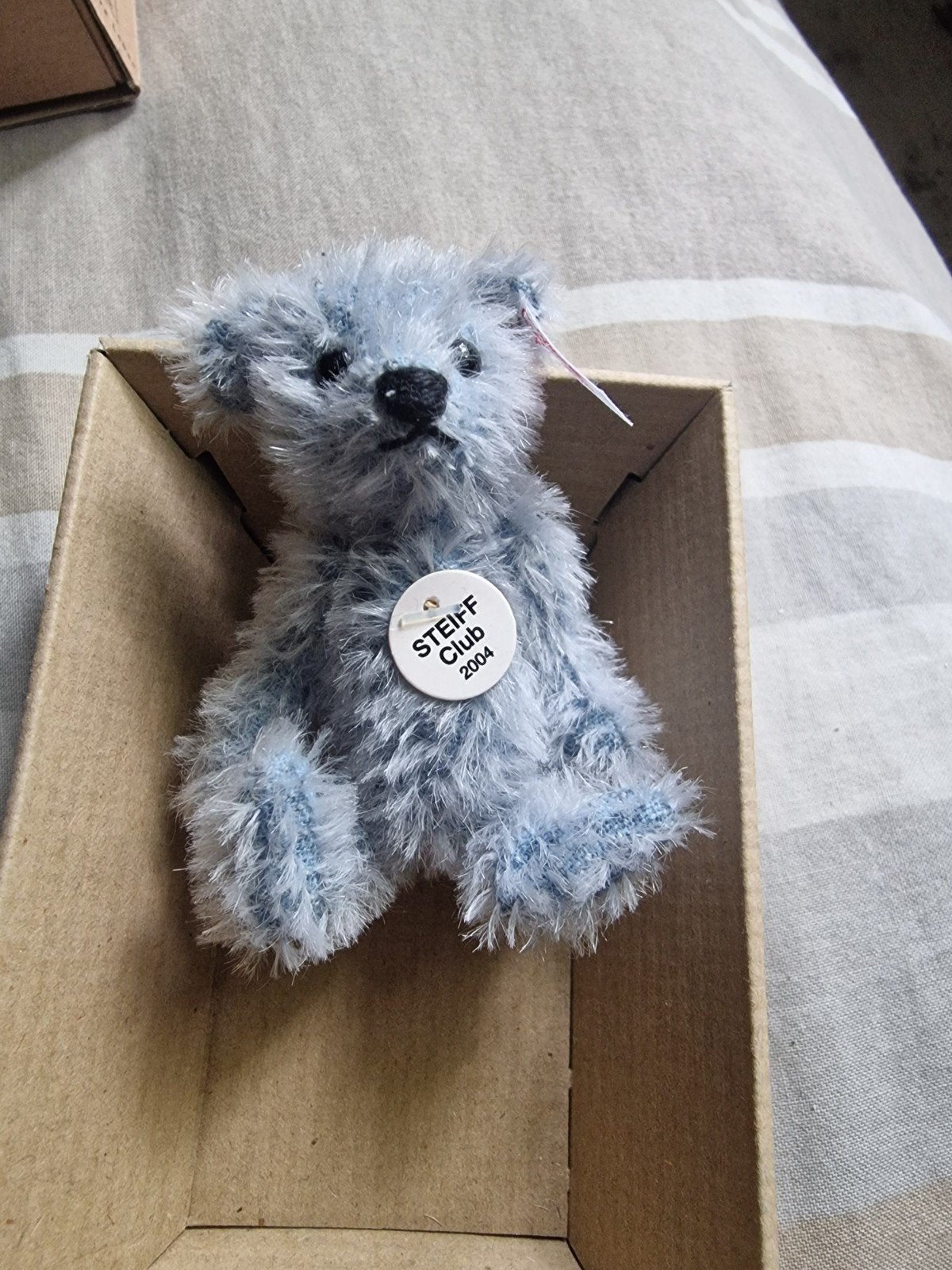 Steiff Club Teddybeer 2004 - Hellblauw 7 cm, Verzamelen, Beren en Cherished Teddies, Ophalen of Verzenden