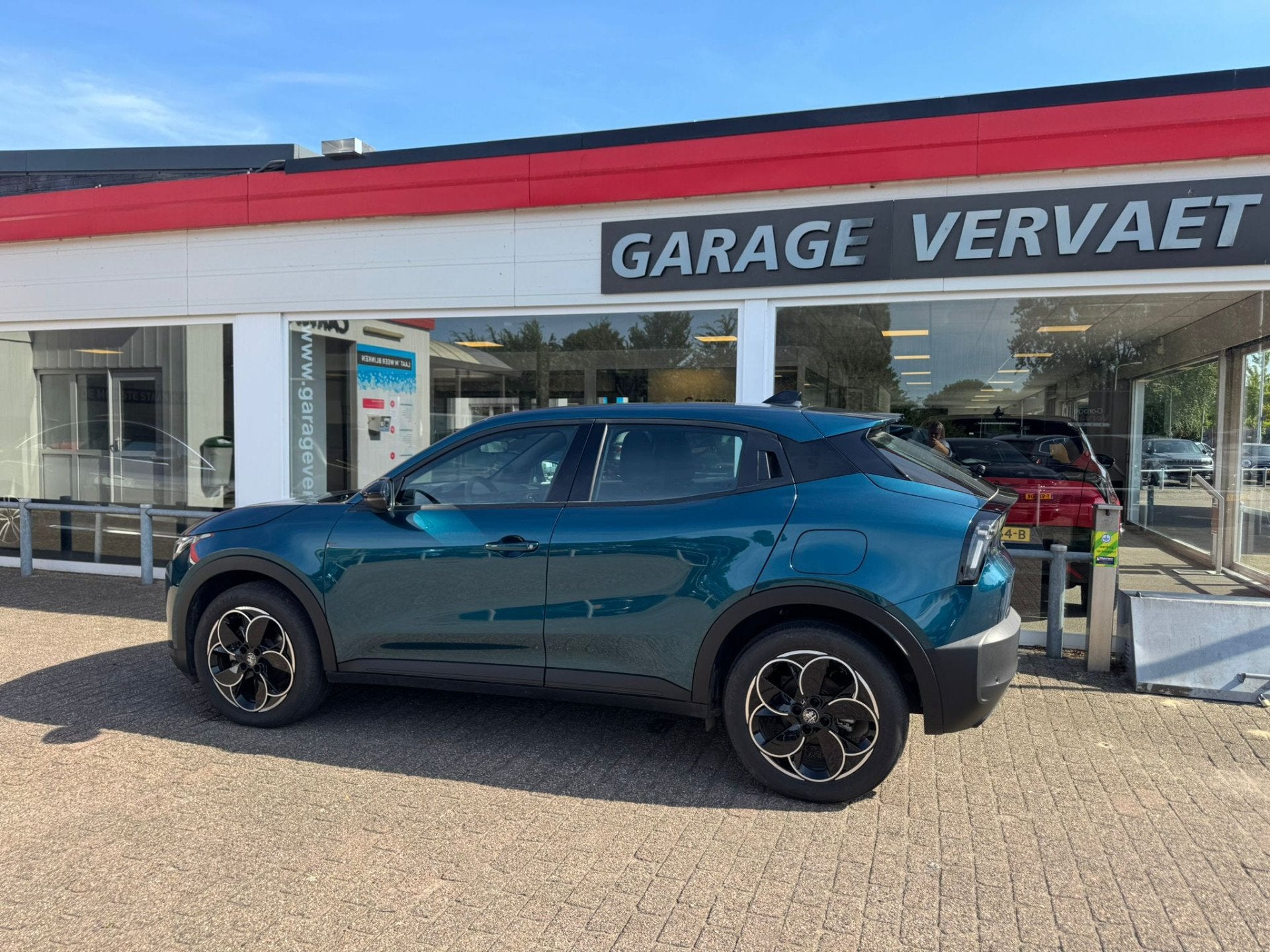 Alfa Romeo Junior Elettrica 54 kWh, Auto's, 413 km, Stof, Gebruikt, Zwart