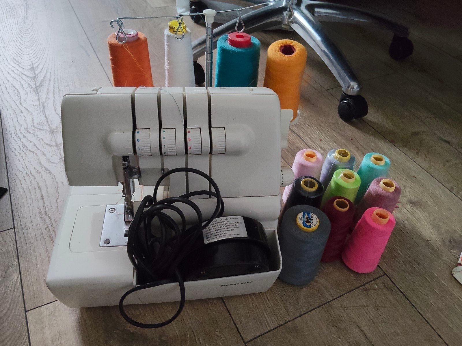 Silvercrest Overlock Naaimachine + 13 Garen, Ophalen, Zo goed als nieuw, Lockmachine, Overige merken