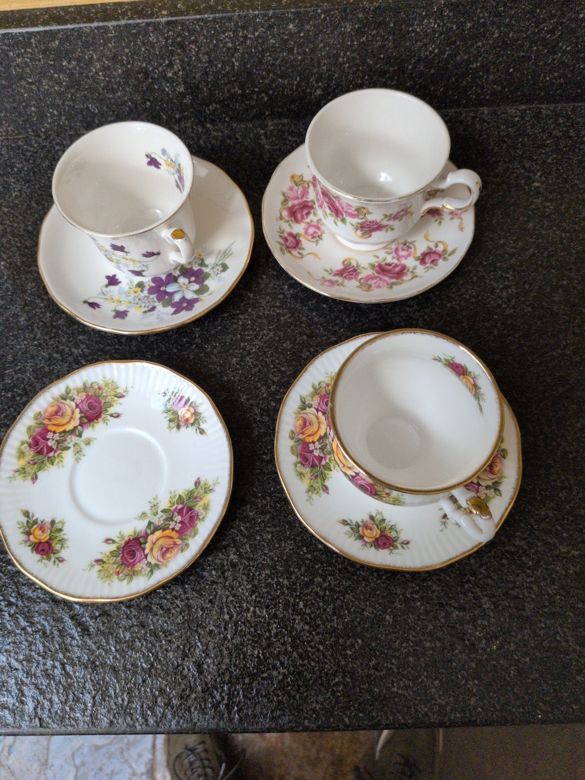 Set van 3porseleinen kopjes en 4 schotels, Ophalen of Verzenden
