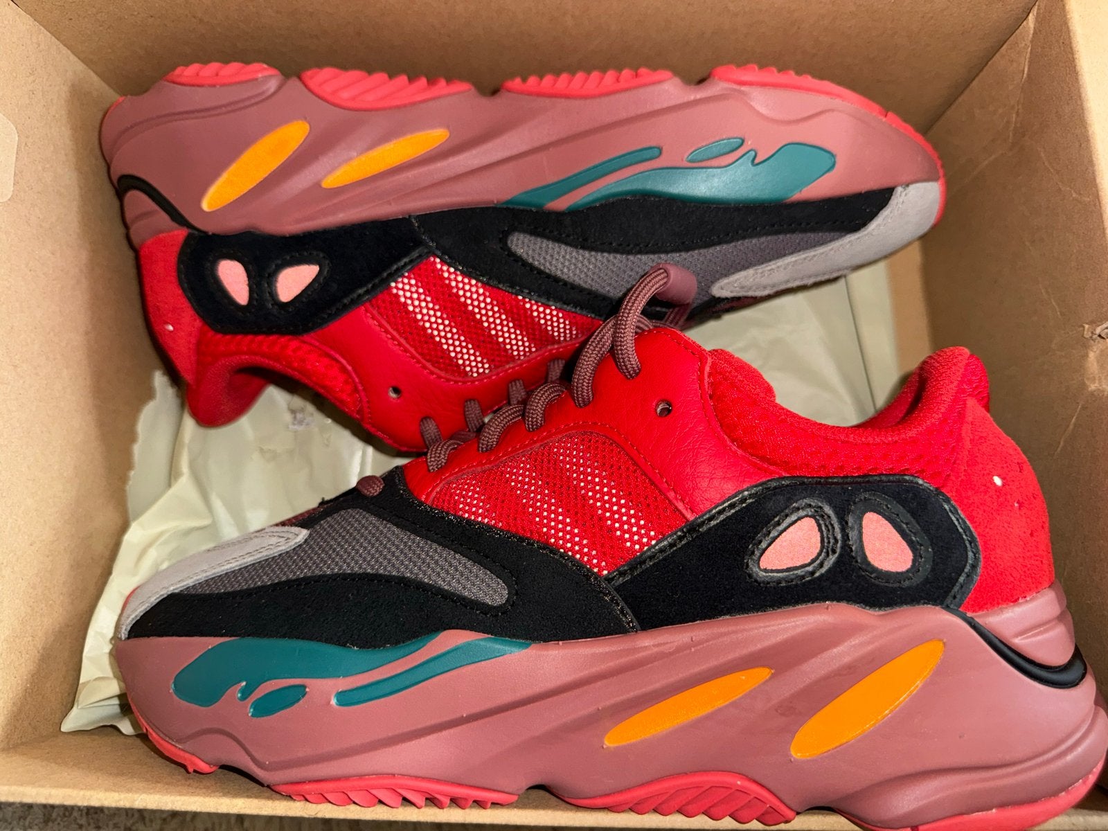 Adidas Yeezy Boost 700 Hi-Res Red Sneakers NIEUW, Ophalen of Verzenden, Nieuw, Sneakers of Gympen