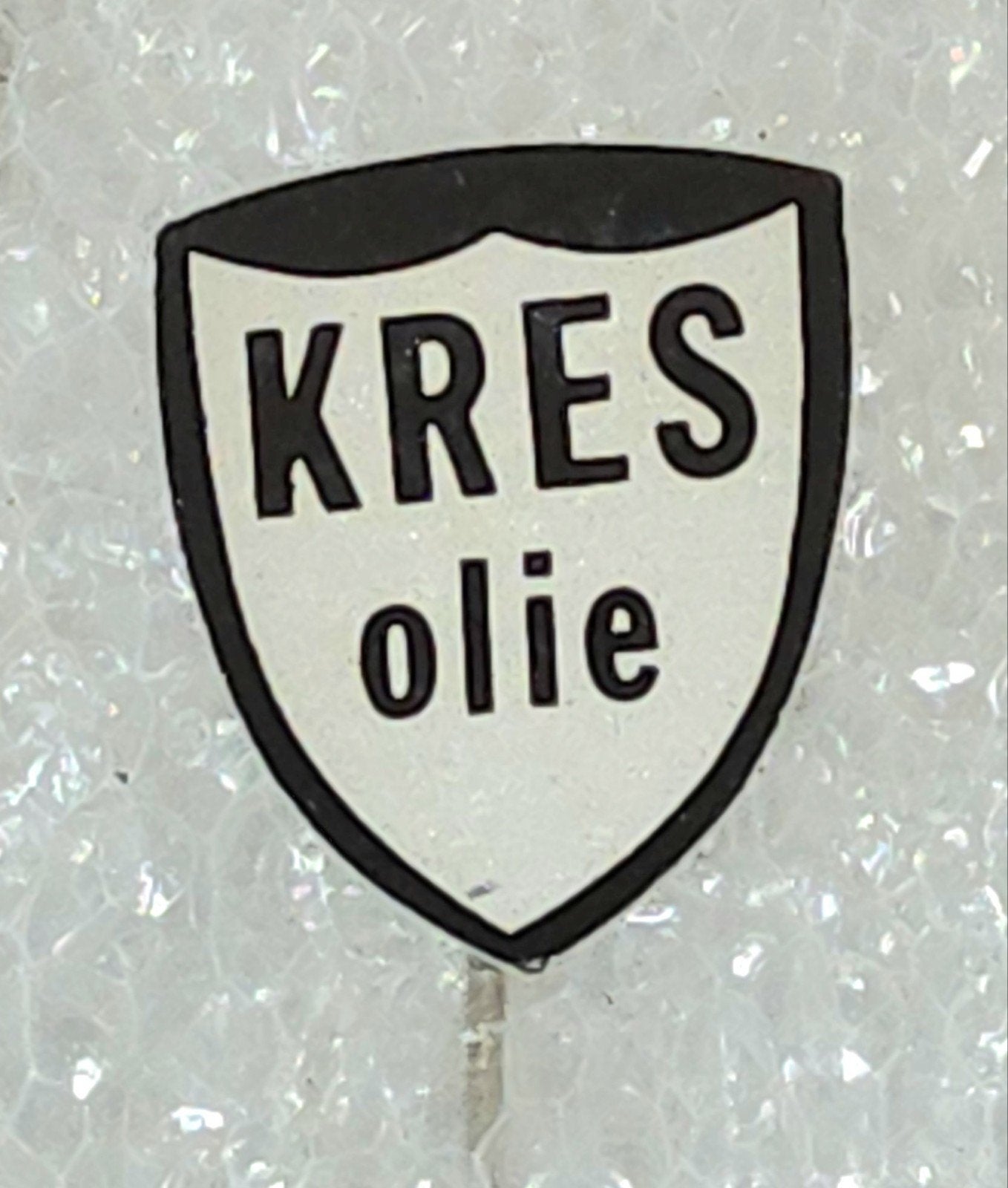 Vintage KRES Olie Speldje, Verzamelen, Ophalen of Verzenden, Gebruikt, Overige onderwerpen, Speldje of Pin