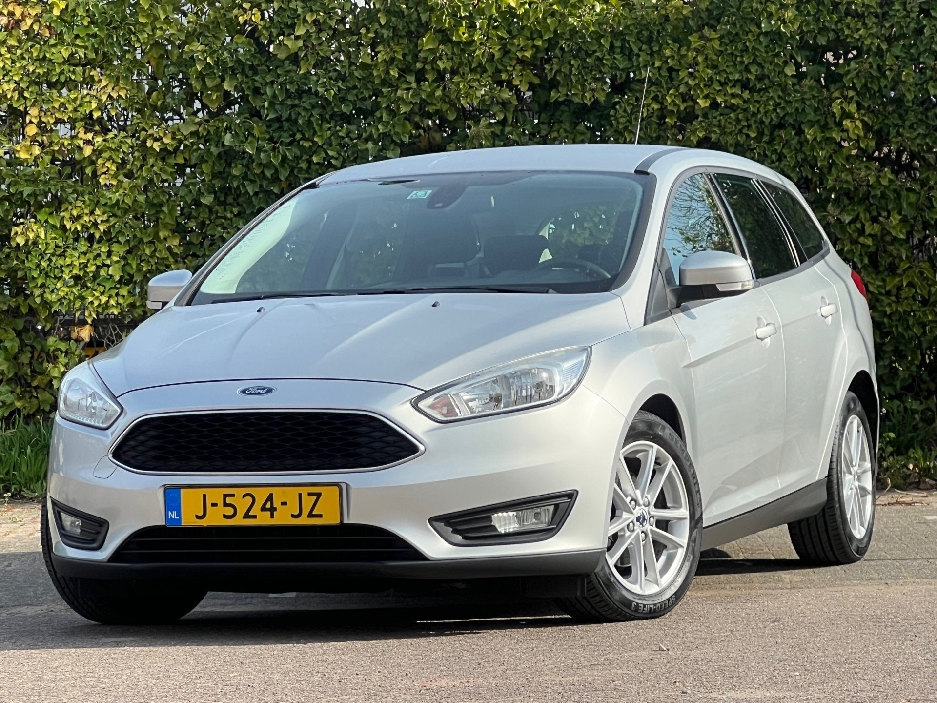 Ford Focus Wagon 1.0 Titanium 125pk - Moondust Silver - Rija, Auto's, Gebruikt, Handgeschakeld, 1216 kg, 3 cilinders