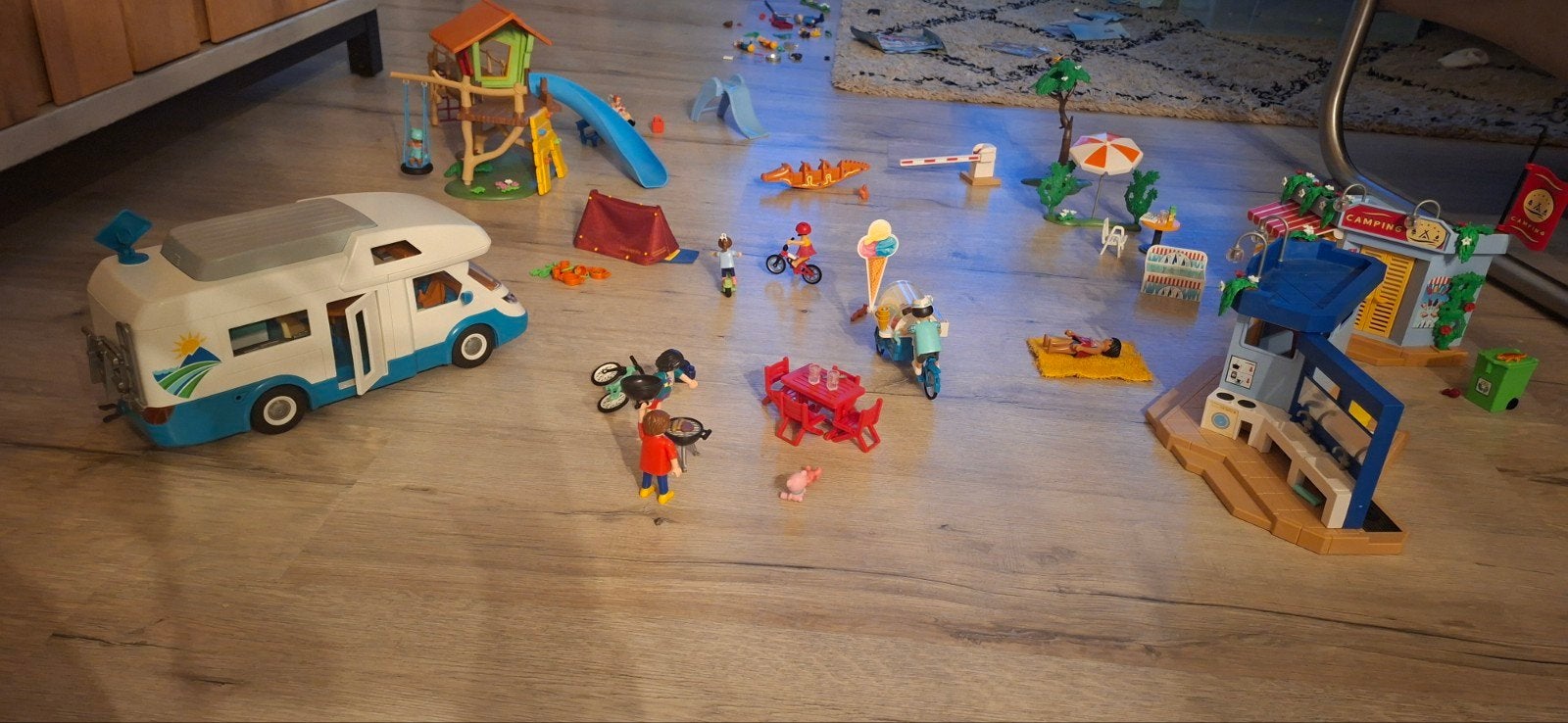 Foto 2 van playmobil camper, camping, speeltuin en ijsco kar