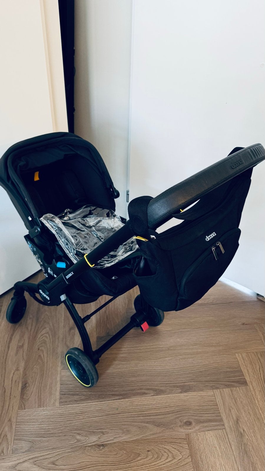 Doona X, incl. Regenhoes, voetenzak, tas en verschoningsmat, Zo goed als nieuw, Combiwagen, Met autostoeltje, Ophalen