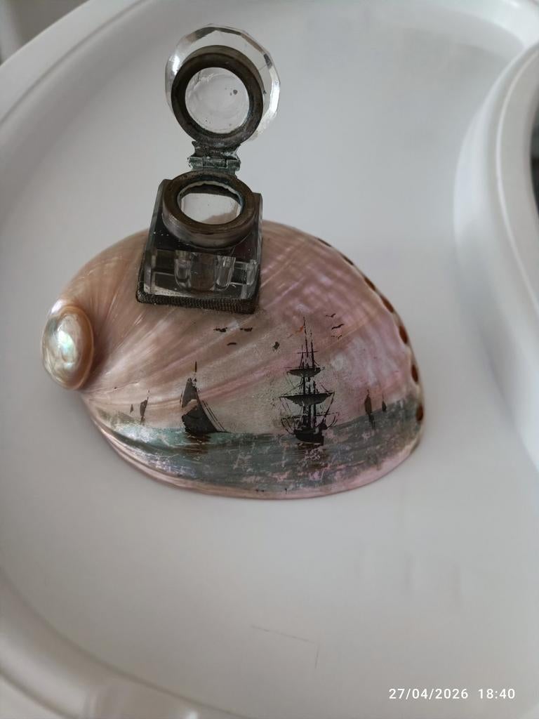 Antieke inktpot van abalone schelp met scheepsgravure met zi, Ophalen of Verzenden