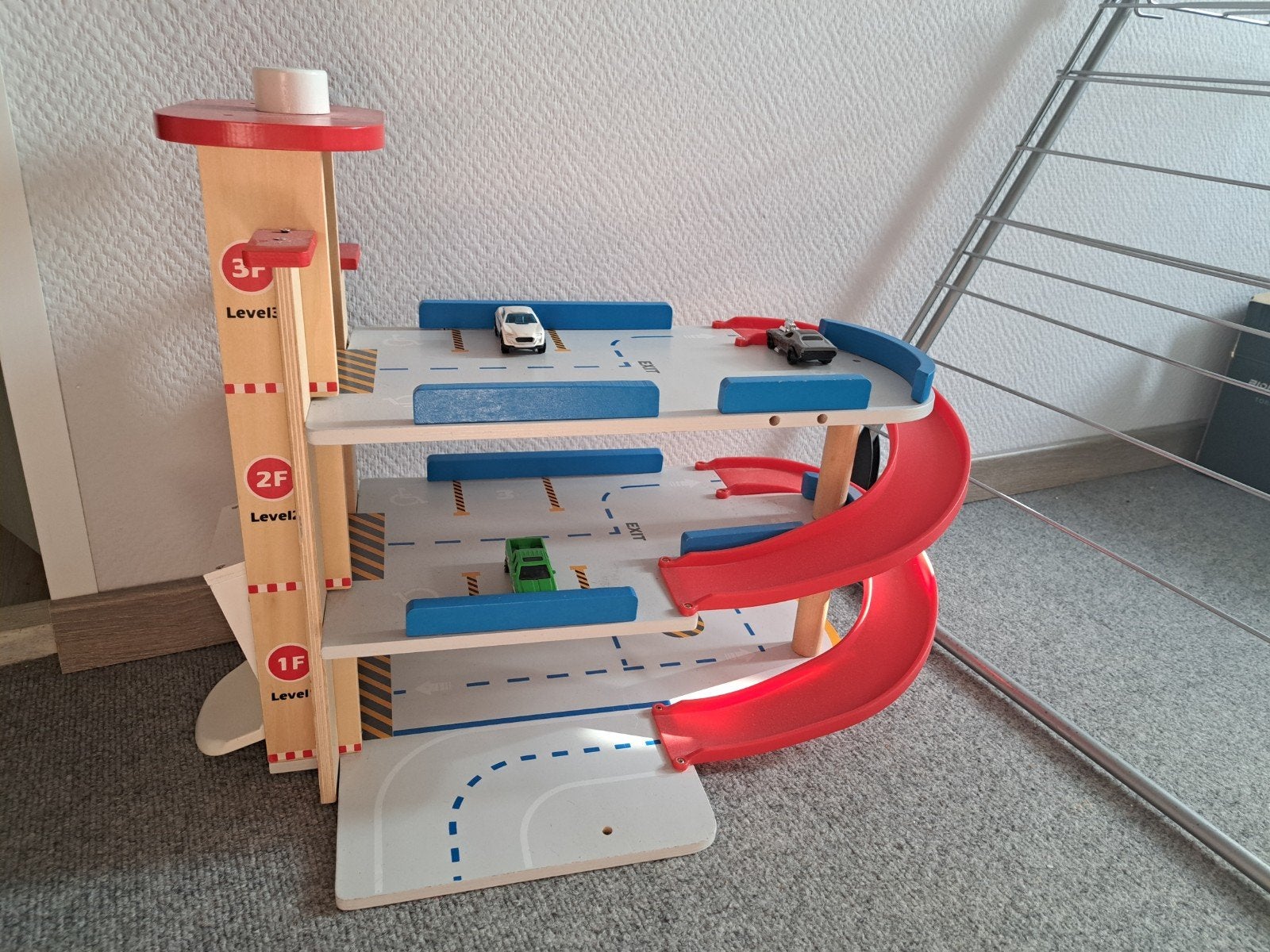 Houten parkeergarage met 3 verdiepingen, Kinderen en Baby's, Speelgoed | Houten speelgoed, Ophalen of Verzenden, Zo goed als nieuw