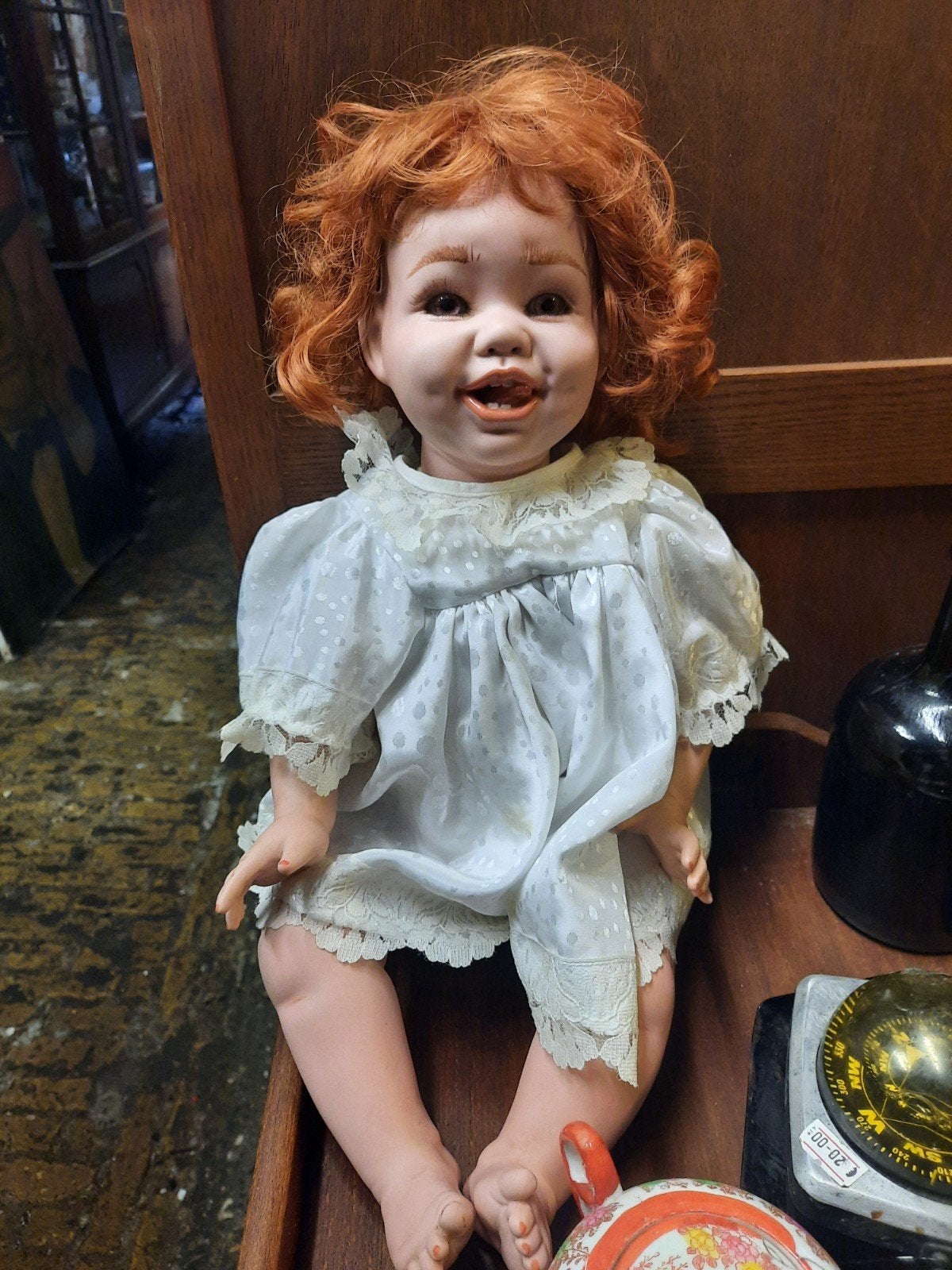 Vintage Babypop met Rood Haar en Witte Jurk, Ophalen of Verzenden