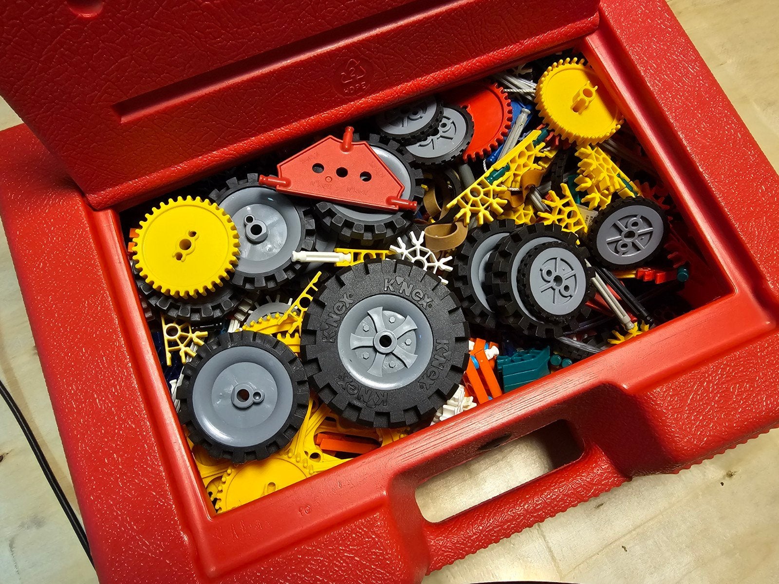 Volle K’NEX koffer – veel onderdelen, wielen en tandwielen, Ophalen of Verzenden