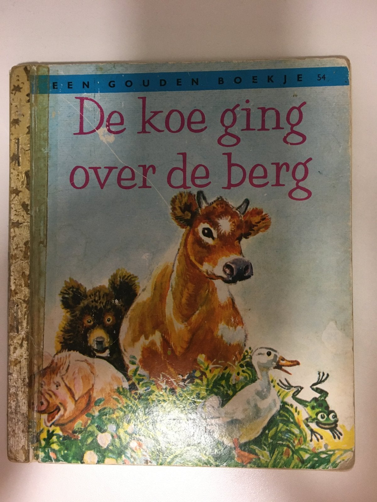 Gouden Boekje De koe die over de berg ging, Boeken, Ophalen of Verzenden, Gelezen, Fictie algemeen, Gouden boekje