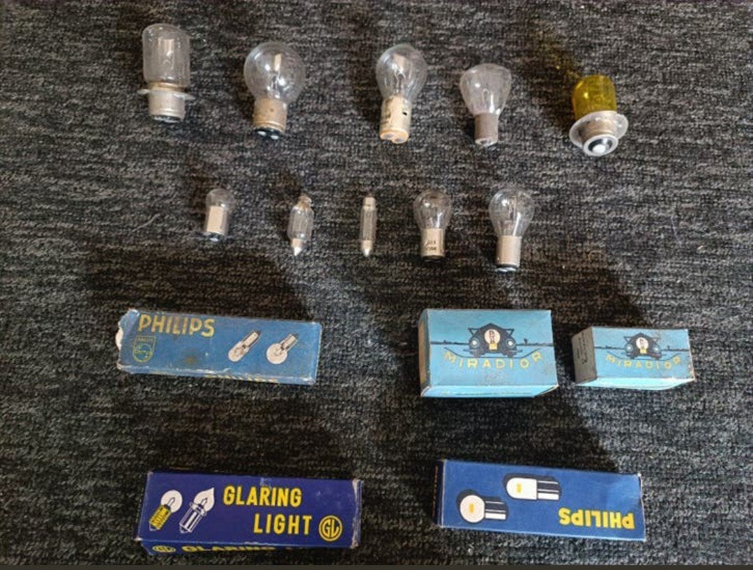 Koffer vol verschillende vintage lampen oldtimer auto/motor, Motoren, Ophalen