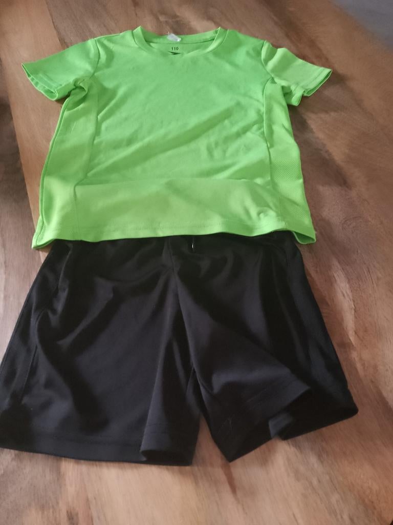 Jongens gympakje maat 110 - Groen shirt en zwarte broek, Kinderen en Baby's, Kinderkleding | Maat 110, Ophalen, Gebruikt, Sport- of Zwemkleding
