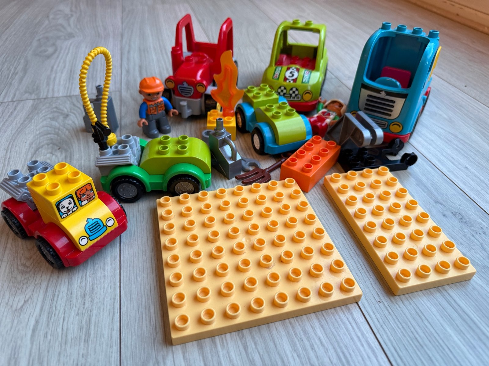 Lego Duplo divers: voertuigen, figuren en bouwplaten, Ophalen, Inclusief minifiguren, Gebruikt, Duplo