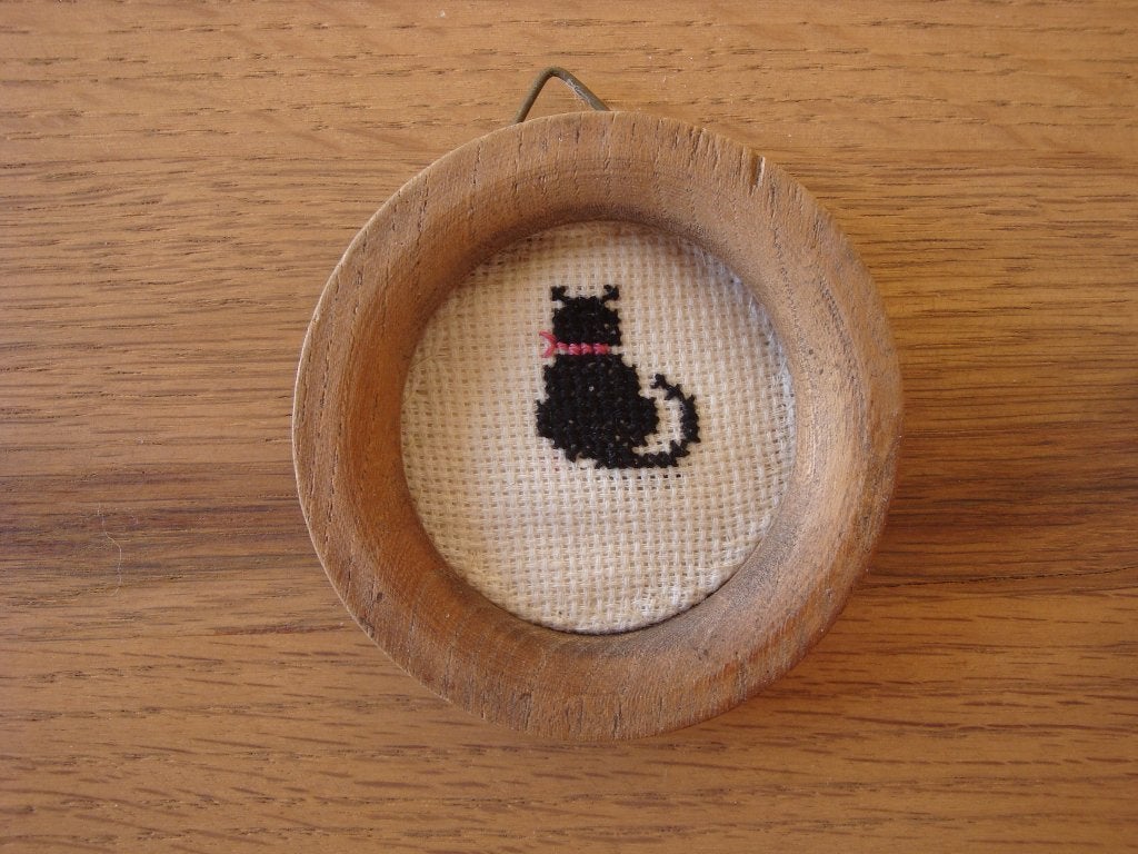 Twee oude houten gordijnringen met borduurwerkjes, Ophalen of Verzenden, Zo goed als nieuw, Handborduren, Overige typen