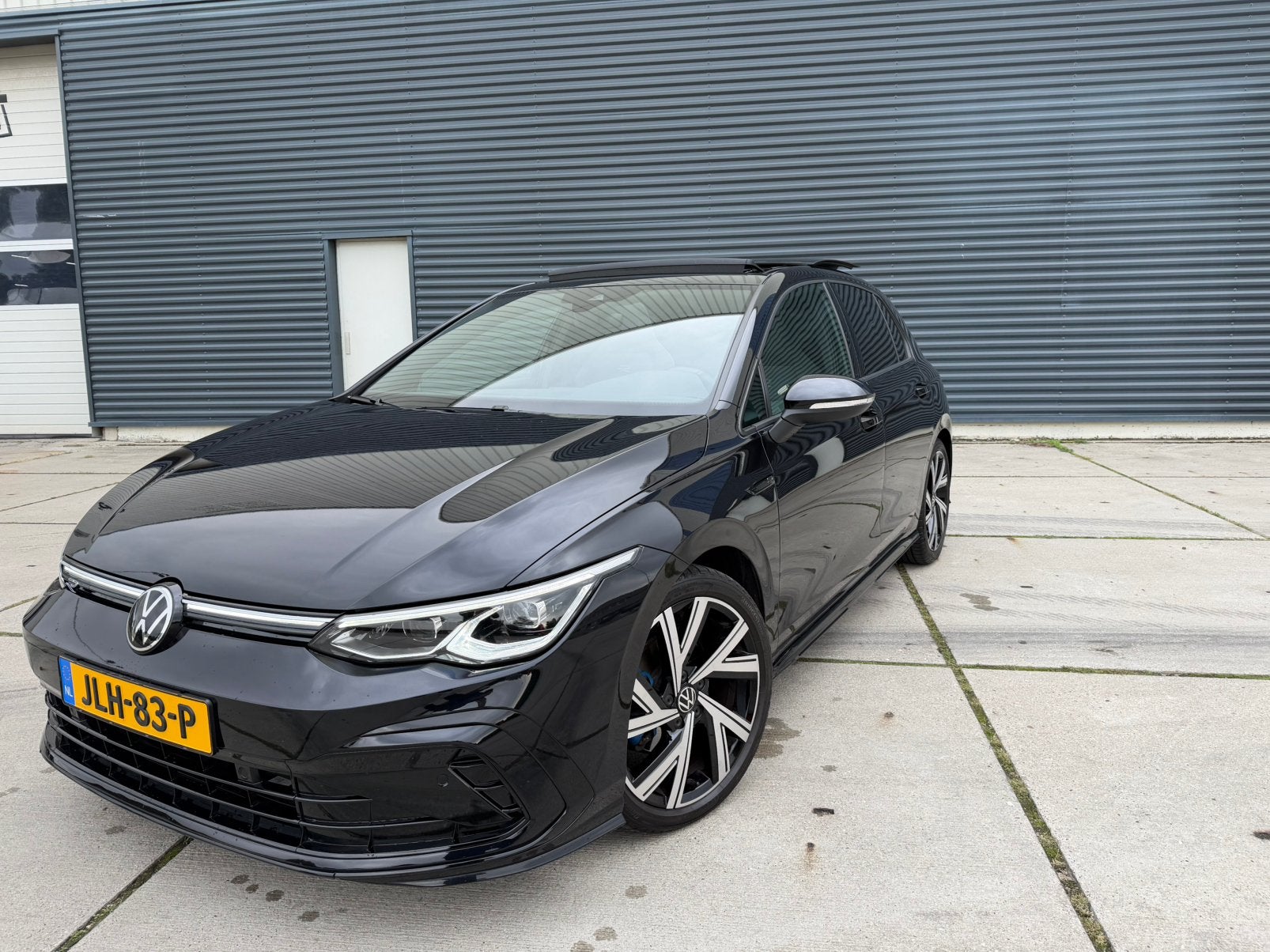 Volkswagen Golf 8 R-Line 1.5 TSI DSG | Pano | IQ.Light, 1498 cc, 680 kg, 4 cilinders, Zwart