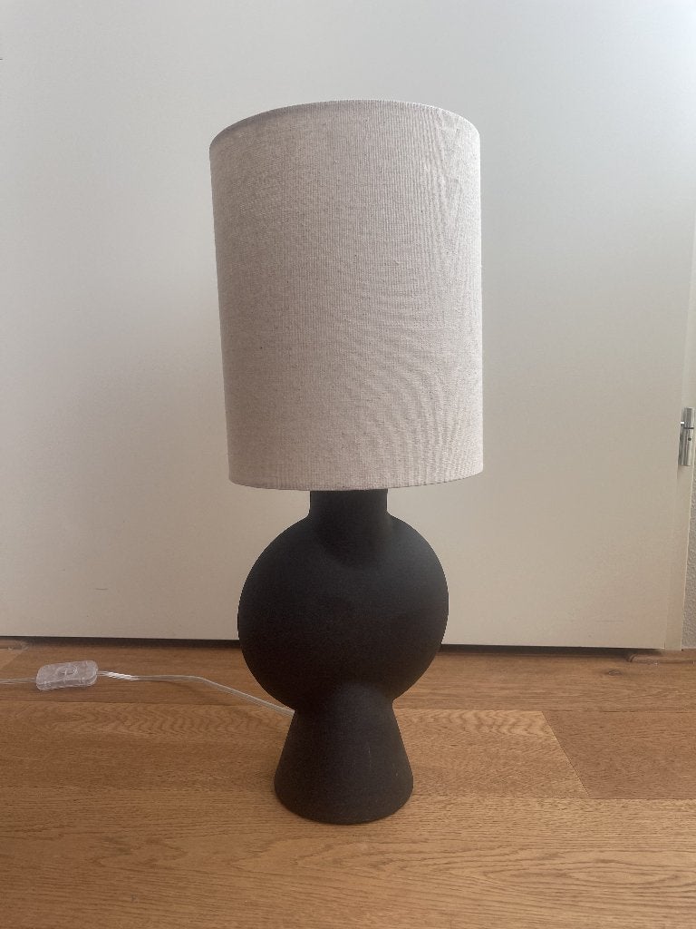 Bloomingville "Sergio" tafellamp — keramiek + linnen kap €65, Huis en Inrichting, Ophalen, Bureaulamp, Overige merken, Meerkleurig