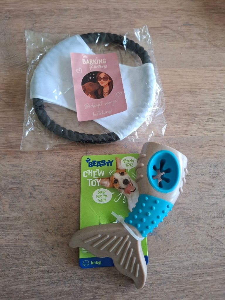 Hondenspeelgoed – haaienvin kauwspeeltje en werpspeeltje, Ophalen of Verzenden, Nieuw, Kauwspeelgoed