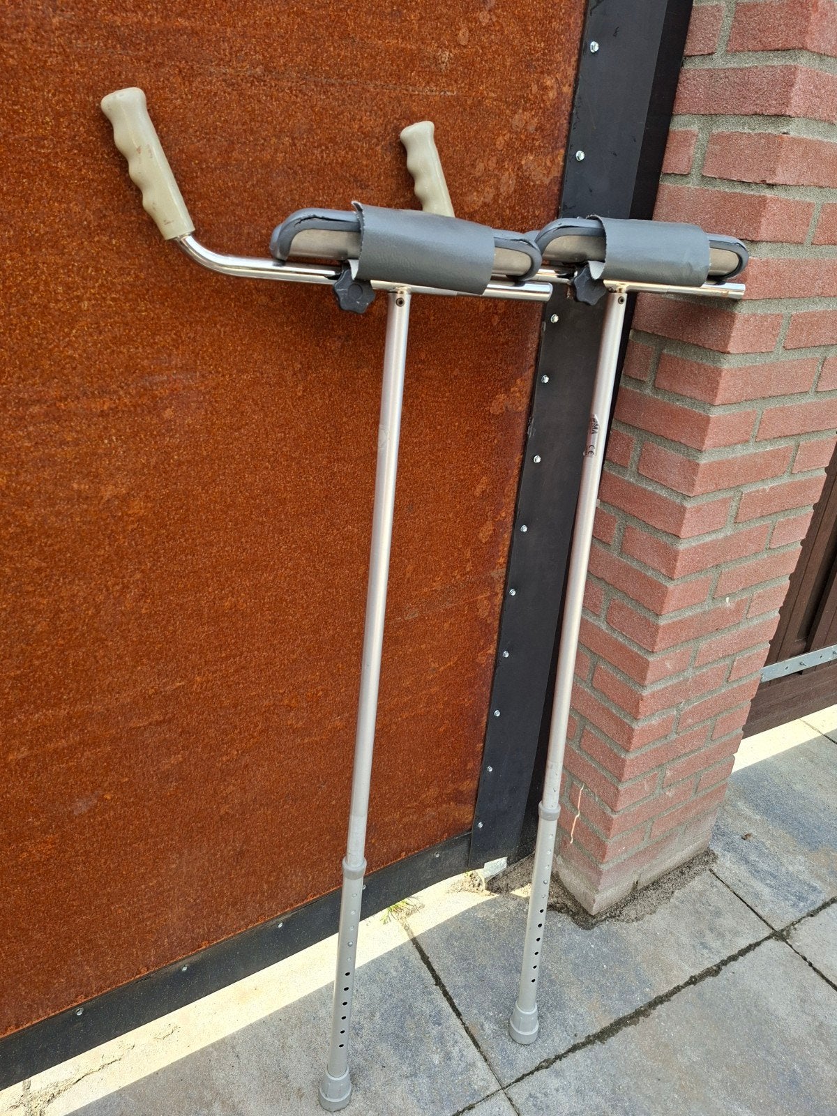 Onderarmschaal loopkrukken, Ophalen
