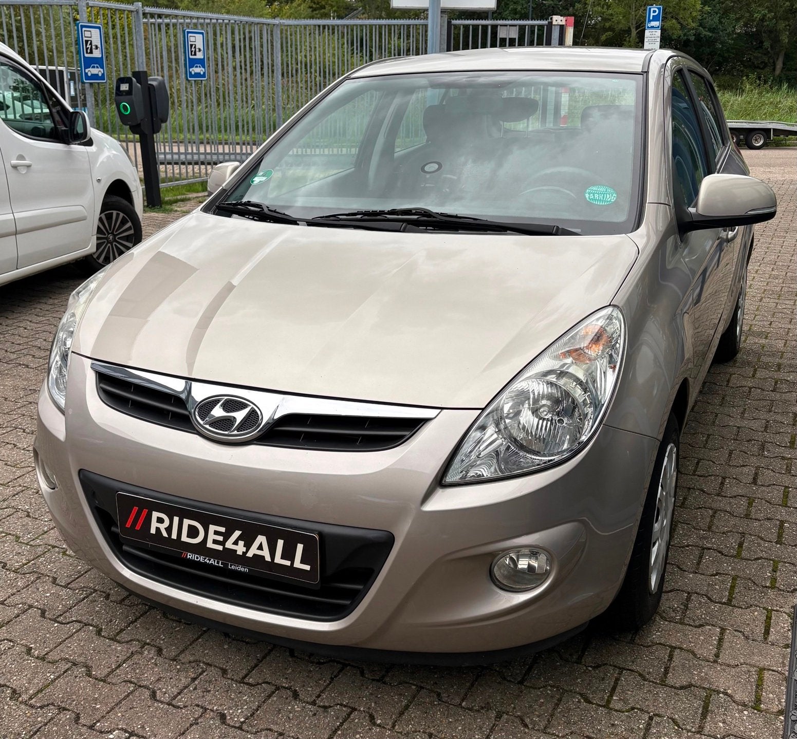 Hyundai I20 1.4i i-Motion/AIRCO/PDC/5DRS/APK, Voorwielaandrijving, Euro 5, Zwart, 4 cilinders